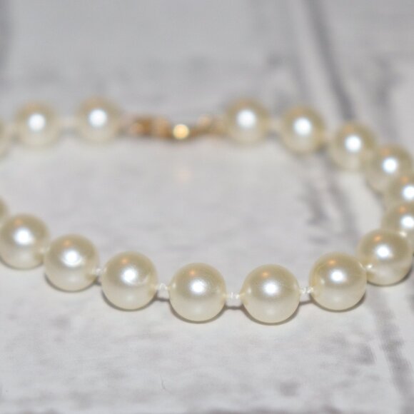 🌸 Vintage Pearl & Gold Bracelet · 8" · Lightweight & Elegant ✨ - Picture 1 of 4